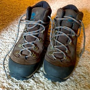 Boys Timberland hiking boots worn only once!